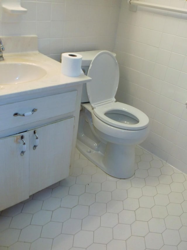 8 NE Carlyle Ct, Fort Walton Beach, FL 32547 - half bath with vanity, tile walls, and tile patterned flooring