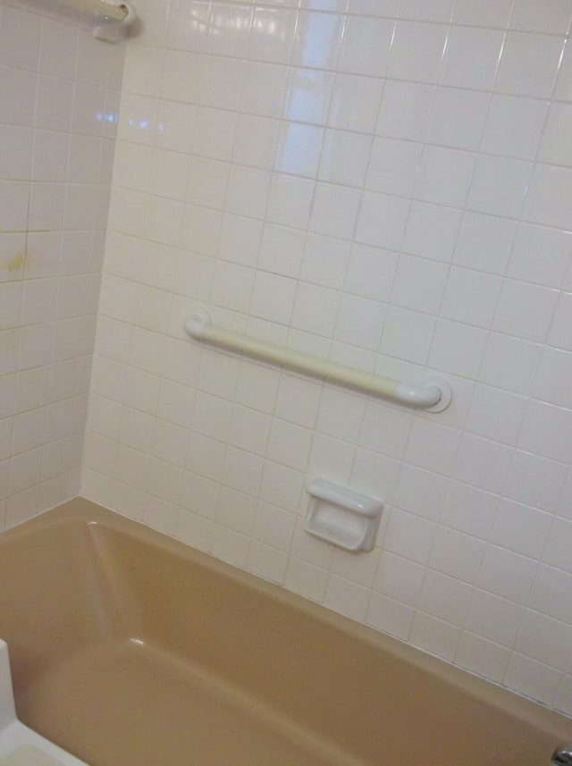 8 NE Carlyle Ct, Fort Walton Beach, FL 32547 - bathroom featuring shower / bath combination