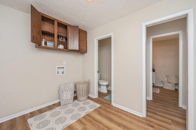 6060 Bud Moulton Rd, Crestview, FL 32536 - washroom featuring washer hookup, light wood-style flooring, and a textured ceiling