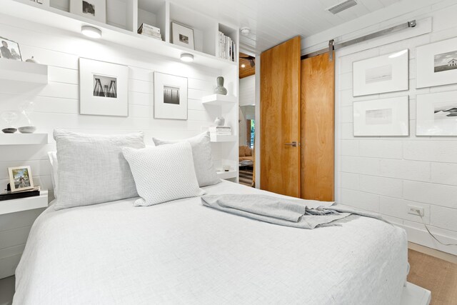 41 E Grove Ave, Santa Rosa Beach, FL 32459 - bedroom featuring a barn door