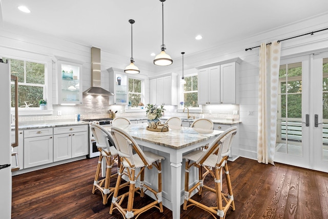 117 W Okeechobee, Santa Rosa Beach, FL 32459 - kitchen featuring wall chimney range hood, white range oven, dark wood-type flooring, tasteful backsplash, and recessed lighting