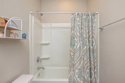 2405 Dakota Way, Crestview, FL 32536 - bathroom featuring shower / tub combo and toilet