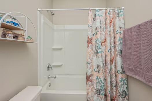 2405 Dakota Way, Crestview, FL 32536 - bathroom featuring shower / tub combo and toilet