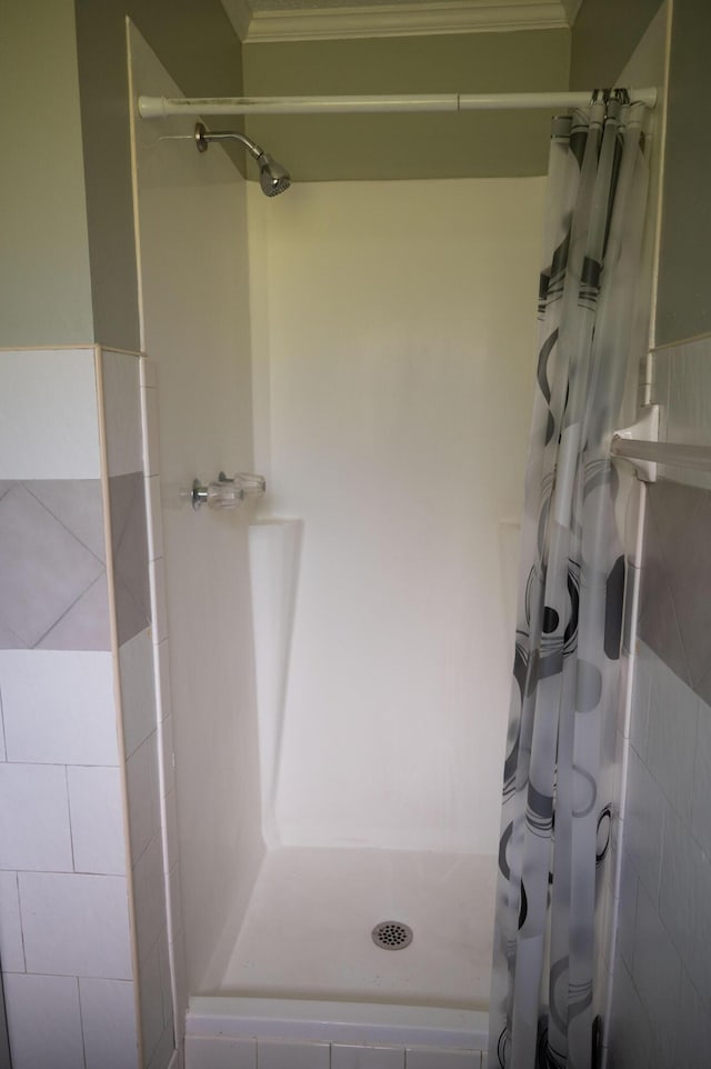 3180 Palmetta Ave, Crestview, FL 32539 - full bath featuring a shower with curtain and crown molding