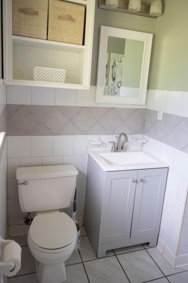 3180 Palmetta Ave, Crestview, FL 32539 - bathroom featuring vanity and tile walls