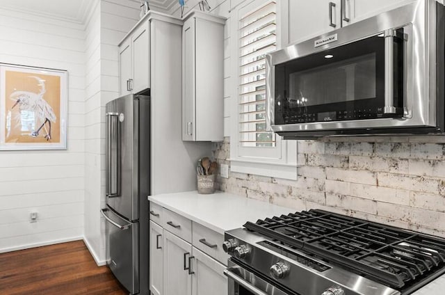 137 Cabana Trl, Santa Rosa Beach, FL 32459 - kitchen featuring stainless steel appliances, dark wood-style flooring, light countertops, ornamental molding, and decorative backsplash