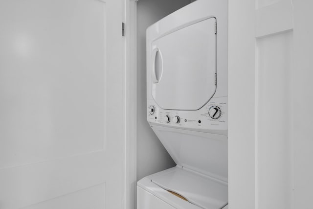4984 W County Highway 30a Unit 5B, Santa Rosa Beach, FL 32459 - laundry area featuring stacked washer / drying machine