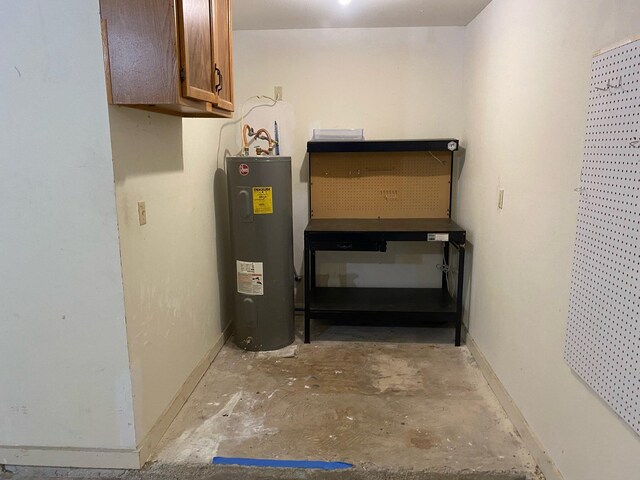 64 Hampton Cir, Niceville, FL 32578 - utility room with water heater