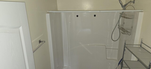 2496 S Lakeview Dr, Crestview, FL 32536 - full bath with curtained shower