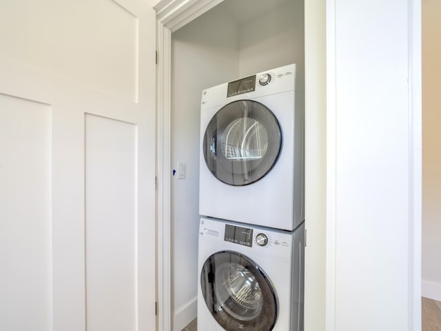 116 E Georgie Pt, Washington, FL 32459 - washroom with stacked washer / drying machine and baseboards