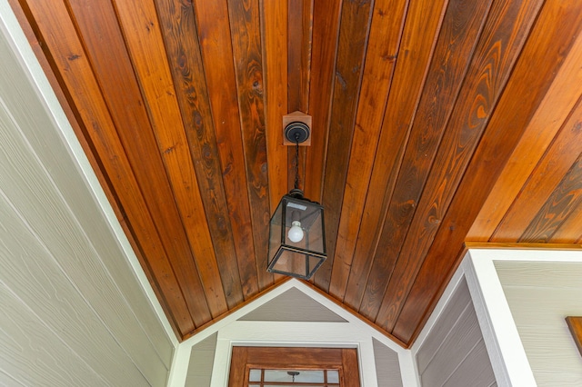 2580 Taylor Rd, Crestview, FL 32536 - detailed view of wood walls