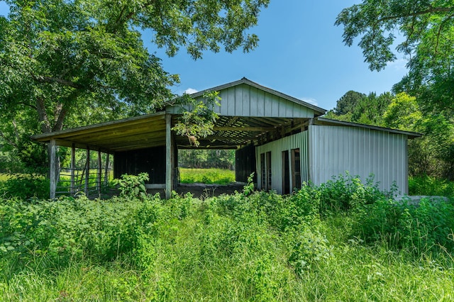942 Varnum Rd, Laurel Hill, FL 32567 - view of side of property with an outdoor structure, an outbuilding, and board and batten siding