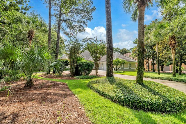 423 Maritime Ct, Destin, FL 32541 - view of front facade featuring driveway