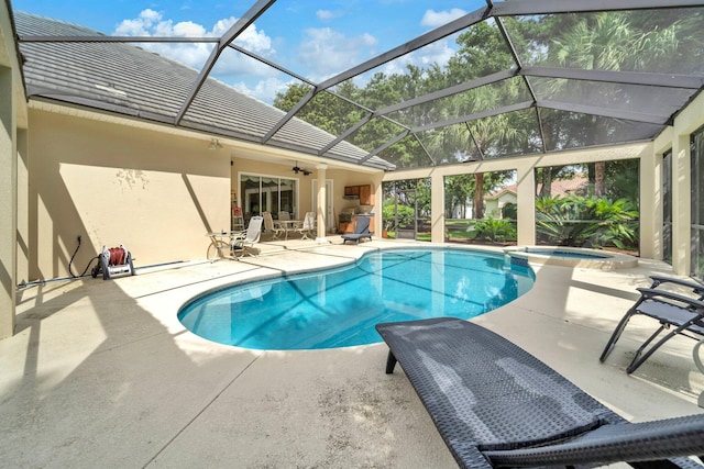 423 Maritime Ct, Destin, FL 32541 - view of pool featuring a patio, ceiling fan, a pool with connected hot tub, and a lanai