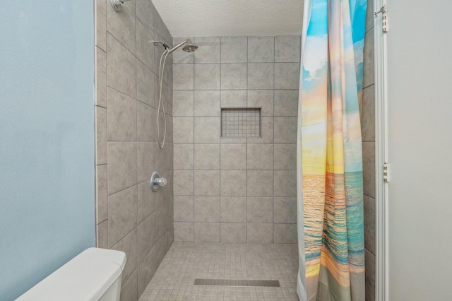 504 Shortwell Ave, Crestview, FL 32539 - bathroom featuring a tile shower and toilet