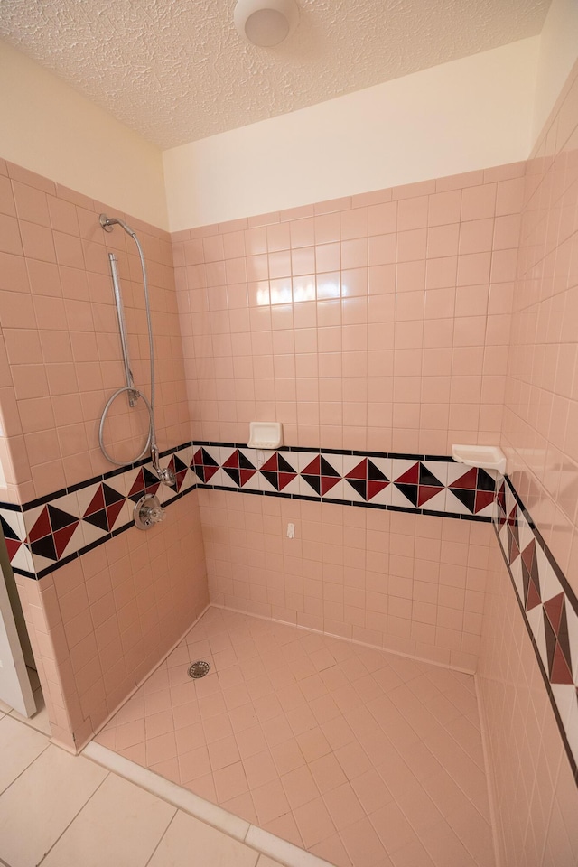 702 Beachcomber Dr, Lynn Haven, FL 32444 - full bath with tiled shower, a textured ceiling, and tile patterned flooring