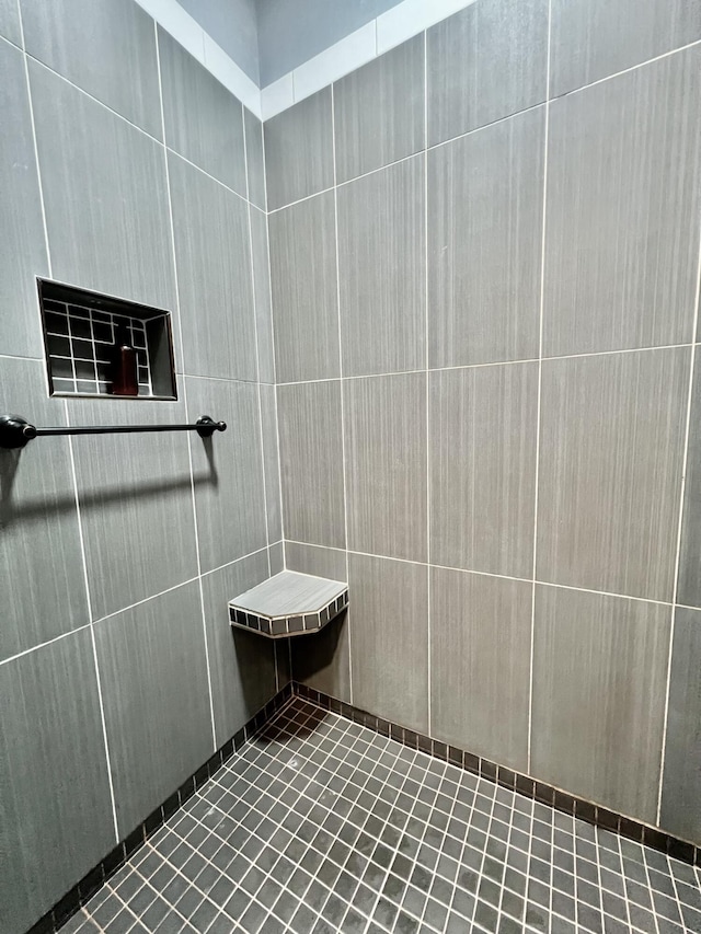 226 N Marsh Lndg, Freeport, FL 32439 - bathroom with a tile shower