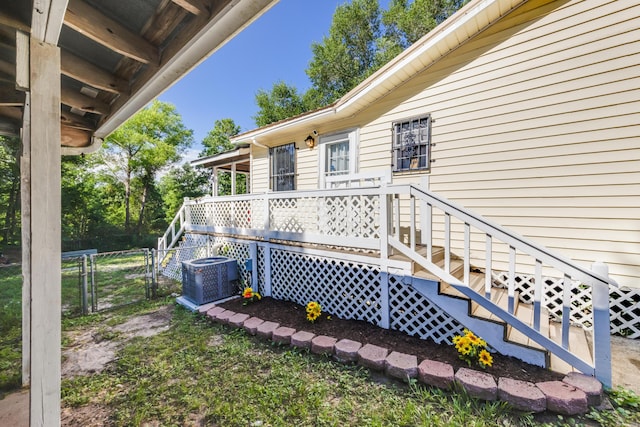 965 B St, Crestview, FL 32536 - exterior space with a gate
