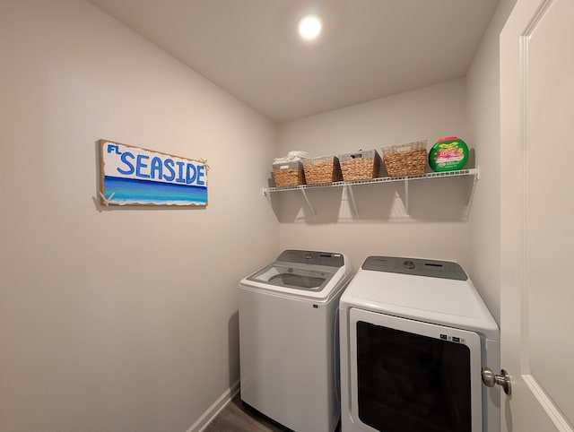 656 Hunters Ridge Rd, Defuniak Springs, FL 32433 - washroom with washing machine and dryer and baseboards