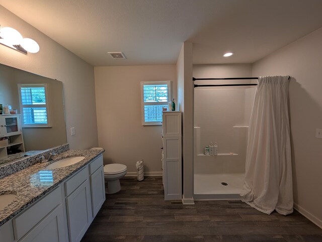 656 Hunters Ridge Rd, Defuniak Springs, FL 32433 - full bathroom featuring wood finished floors, double vanity, plenty of natural light, curtained shower, and recessed lighting