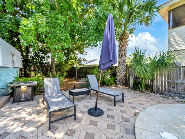 92 Tarpon St, Destin, FL 32541 - fenced backyard with a patio