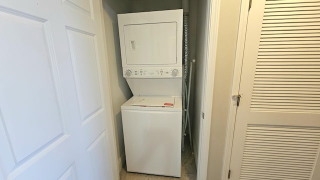 9902 S Thomas Dr Unit 933, Panama City Beach, FL 32408 - laundry area featuring stacked washing machine and dryer