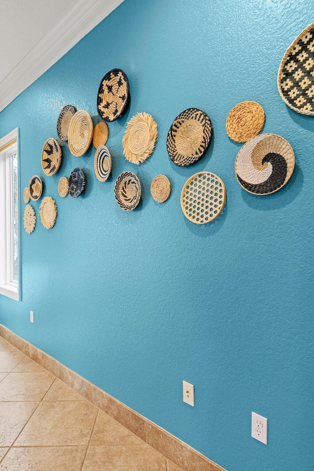37 Conch Cay, Destin, FL 32541 - detailed view of ornamental molding and baseboards