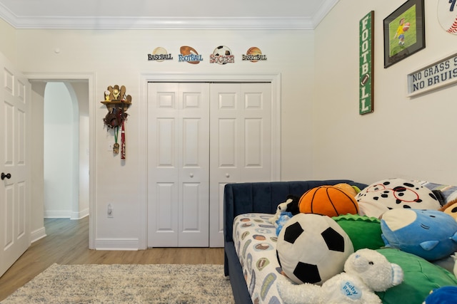 1009 Forest Shore Dr, Miramar Beach, FL 32550 - bedroom with ornamental molding, light wood-style floors, a closet, and arched walkways