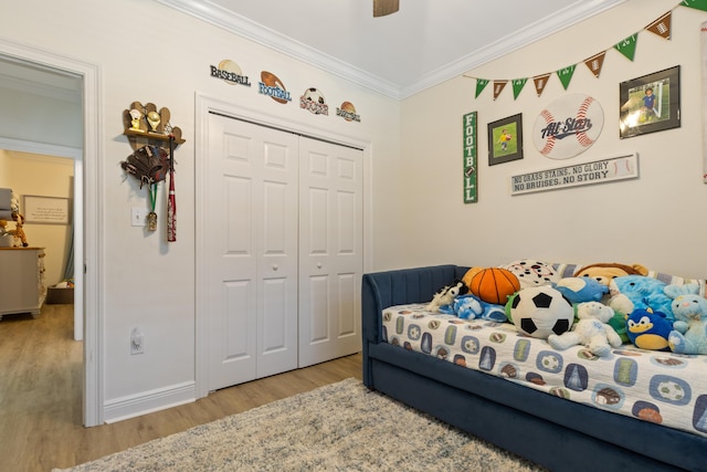 1009 Forest Shore Dr, Miramar Beach, FL 32550 - bedroom featuring wood finished floors, crown molding, a closet, and a ceiling fan