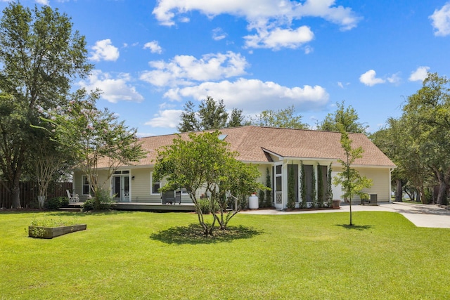 172 Shady Ln, Freeport, FL 32439 - view of front facade with a front yard and a deck