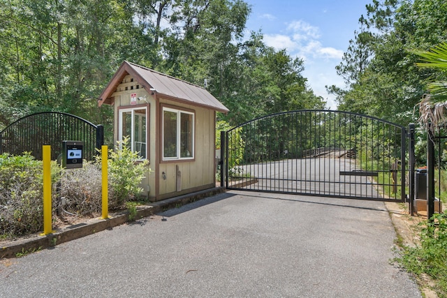 3228 Mcmillan Creek Dr, Milton, FL 32583 - view of gate