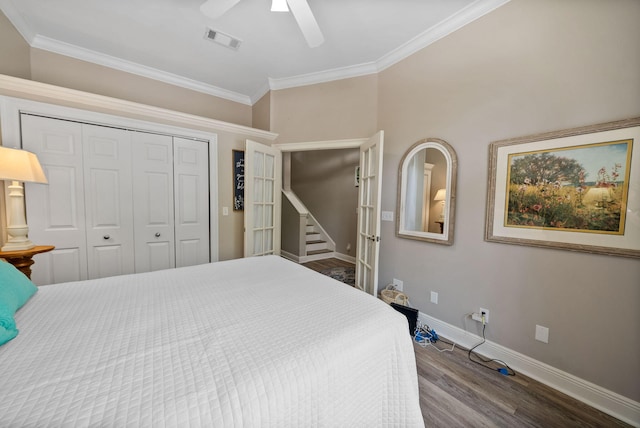 72 Vantage Pt, Miramar Beach, FL 32550 - bedroom featuring wood finished floors, ornamental molding, a closet, and a ceiling fan