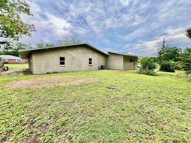 16 N 1st St, Defuniak Springs, FL 32433 - back of property with stucco siding and a lawn
