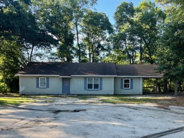 121 Ramsey Branch Rd, Freeport, FL 32439 - single story home with driveway