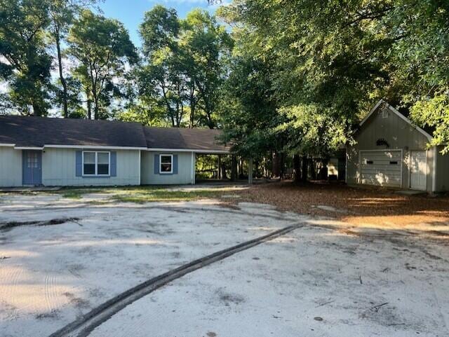 121 Ramsey Branch Rd, Freeport, FL 32439 - single story home featuring driveway