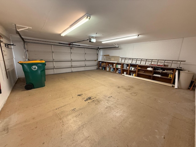 905 Cloverdale Ct, Fort Walton Beach, FL 32547 - garage featuring a garage door opener