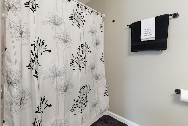 4605 Plover Dr, Crestview, FL 32539 - bathroom featuring curtained shower