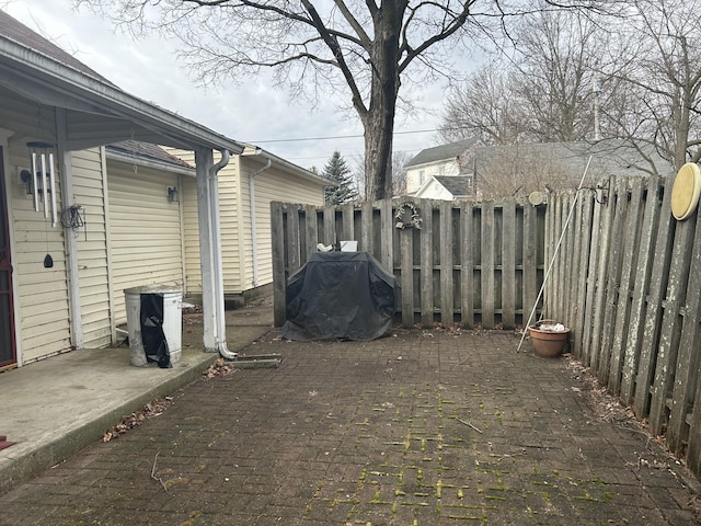 view of yard featuring a patio