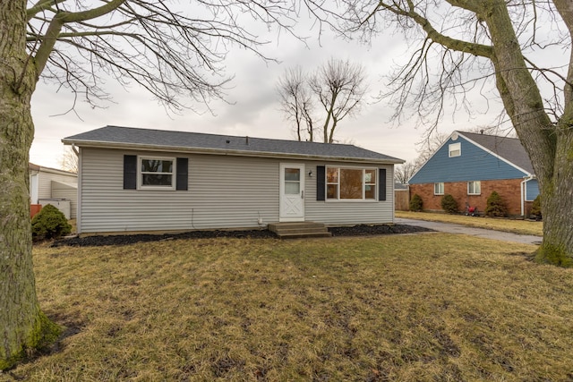 view of front of home featuring a front yard and entry steps