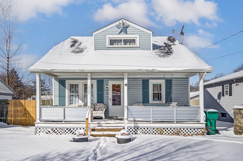 view of front of property featuring a porch