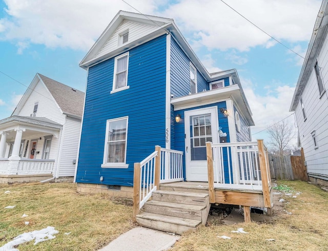 view of front facade featuring crawl space, fence, and a front yard