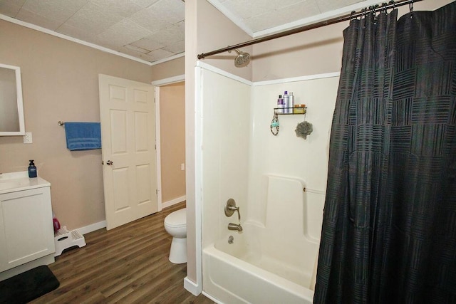 804 Robinson Ave, Kenton, OH 43326 - full bath featuring wood finished floors, shower / tub combo, vanity, and crown molding