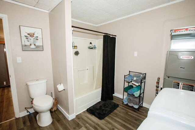 804 Robinson Ave, Kenton, OH 43326 - full bath with wood finished floors, shower / tub combo, and crown molding
