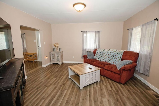 804 Robinson Ave, Kenton, OH 43326 - living area with light wood-style flooring and baseboards