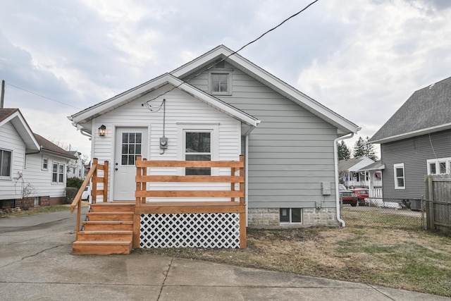 bungalow featuring fence