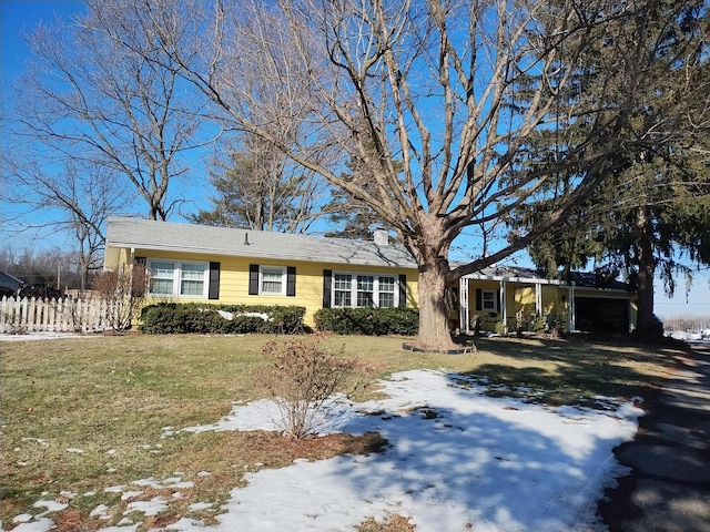 view of front facade with a yard