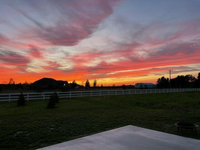 view of yard at dusk