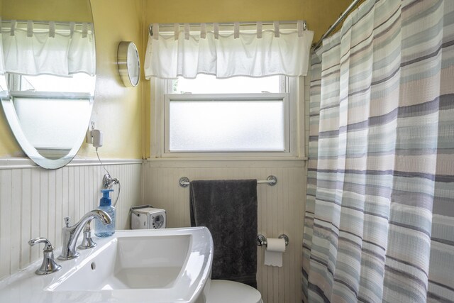 5385 Woodbine Ave, Dayton, OH 45432 - full bathroom featuring curtained shower and a wainscoted wall