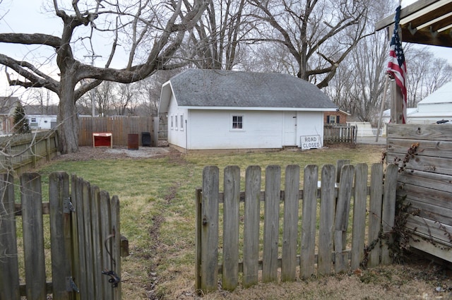 view of yard featuring a fenced backyard and an outdoor structure