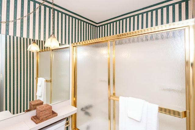 bathroom featuring enclosed tub / shower combo and wallpapered walls